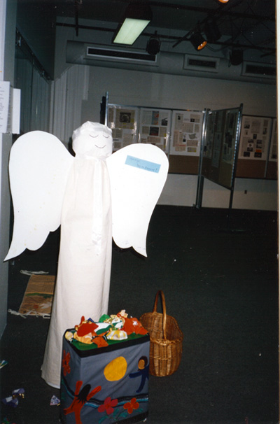 Englen er lavet af Isabella fra Gladsaxe til udstillingen på Jrodens Dag, 22/4-997.