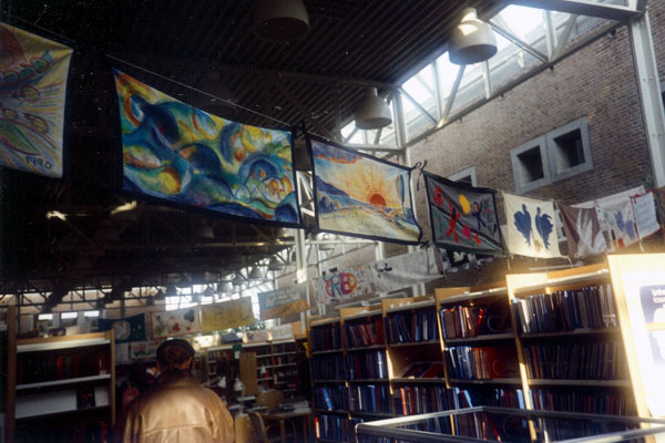 Udstilling i Nordjyllands Hovedbibliotek, Aalborg 8.-29.oktober 1991. Kvinder for Fred, Aalborg: Båndet omkring jorden. 