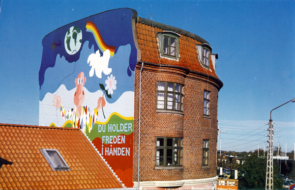 Gavlmaleri af Mogens Otto Nielsen, 1986. Kvinder for Fred Dronninglund.