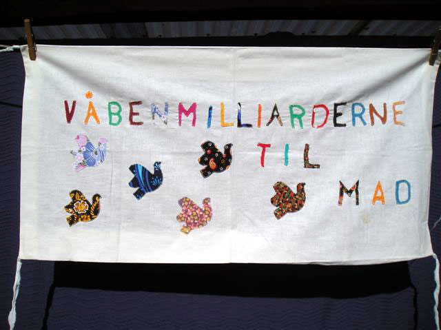 Kvinder for Fred / Women for Peace: Vbenmilliarderne til mad / The arms billions to food. Kunstner /artist: ?. Fotograf: Grete Møller 2007.