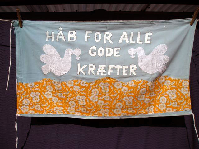 Kvinder for Fred / Women for Peace: Hb for alle gode krfter. Kunstner /artist: ?. Fotograf: Grete Møller 2007.