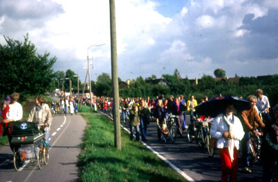 Kvinder for Fred: Cykeldemonstration og march i Værløse 1981. Lysbillede i Gerda Mølgaard Christensen arkiv.