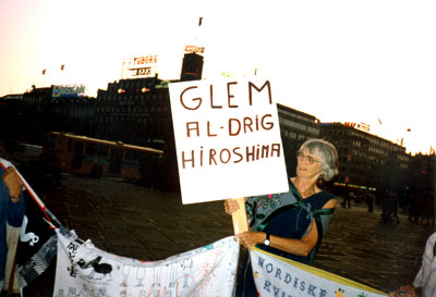 Nordiske Kvinders Fredsnetværk: Glem aldrig Hiroshima. 6.august 1992, Købehavnns Rådhusplads. Aase Bak-Nielsen.